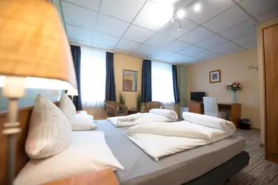 Ein Bett oder Betten in einem Zimmer der Unterkunft Rheinauer Hof - bed & breakfast