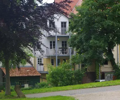 Ein Garten an der Unterkunft Ferien-Wohnung am Menzer-Park
