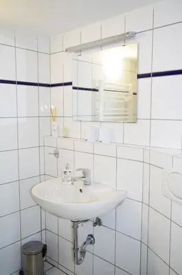 Ein Badezimmer in der Unterkunft Ferien-Wohnung am Menzer-Park