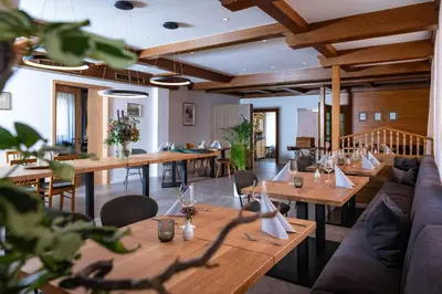 Ein Sitzbereich in der Unterkunft Hotel Landgasthof zum Kaffelstein