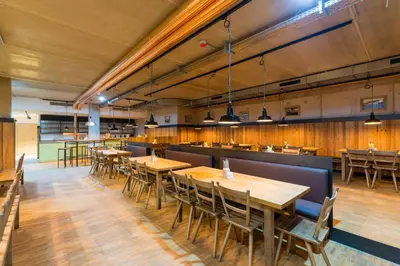 Ein Restaurant oder anderes Speiselokal in der Unterkunft mk | hotel rüsselsheim
