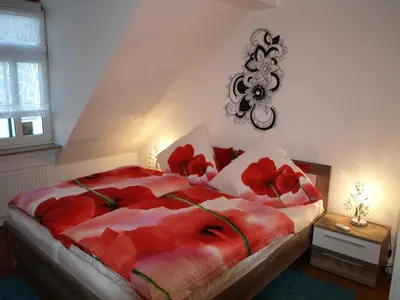 Ein Bett oder Betten in einem Zimmer der Unterkunft Ferienwohnung Klatschmohn