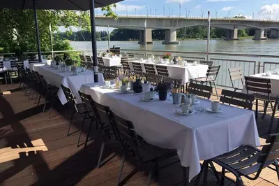 Blick auf einen Fluss in der Nähe der Pension
