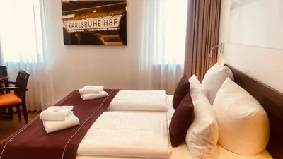 Ein Bett oder Betten in einem Zimmer der Unterkunft sevenDays Hotel Karlsruhe