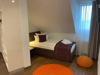 Ein Bett oder Betten in einem Zimmer der Unterkunft sevenDays Hotel Karlsruhe