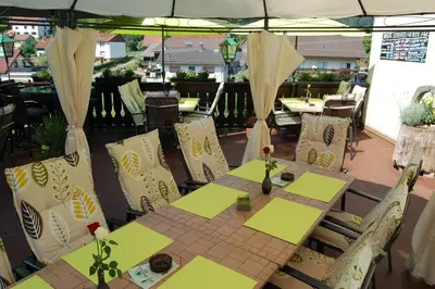 Ein Restaurant oder anderes Speiselokal in der Unterkunft Hotel Grüner Baum mit Restaurant & Wellness