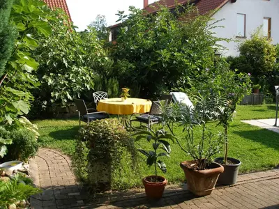 Ein Garten an der Unterkunft Gästehaus im Malerwinkel-Rhodt