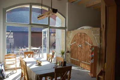 Ein Restaurant oder anderes Speiselokal in der Unterkunft Carles Scheunenhof