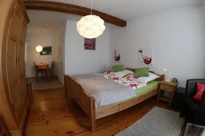 Ein Bett oder Betten in einem Zimmer der Unterkunft Alter Winzerhof Weisenheim am Berg e.K.