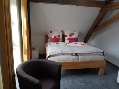 Ein Bett oder Betten in einem Zimmer der Unterkunft Alter Winzerhof Weisenheim am Berg e.K.