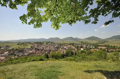 Ein allgemeiner Bergblick oder ein Berglick von des Gasthauses aus