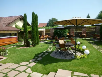 Ein Garten an der Unterkunft Wein-Domizil Brennofen