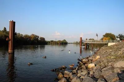 Blick auf einen Fluss in der Nähe des Hotels