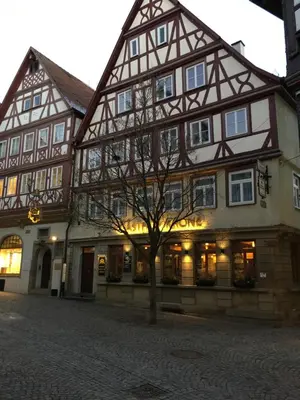 Das Gebäude in dem sich das Gasthaus befindet