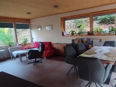 Ein Sitzbereich in der Unterkunft Nichtraucherferienwohnung-Neckarblick ZE-2022-74-WZ-118A