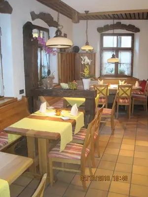 Ein Restaurant oder anderes Speiselokal in der Unterkunft Ellenbergs Restaurant & Hotel