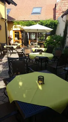 Ein Restaurant oder anderes Speiselokal in der Unterkunft Ellenbergs Restaurant & Hotel