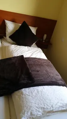 Ein Bett oder Betten in einem Zimmer der Unterkunft Ellenbergs Restaurant & Hotel