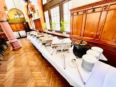 Ein Restaurant oder anderes Speiselokal in der Unterkunft Hotel Hoepfner Burghof