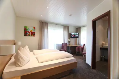 Ein Bett oder Betten in einem Zimmer der Unterkunft Pension zur Weinlaube