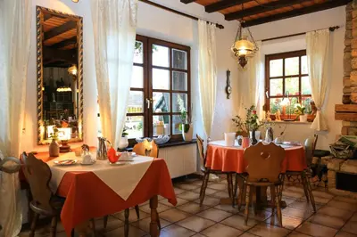 Ein Restaurant oder anderes Speiselokal in der Unterkunft Pension zur Weinlaube