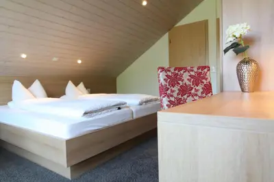 Ein Bett oder Betten in einem Zimmer der Unterkunft Pension zur Weinlaube