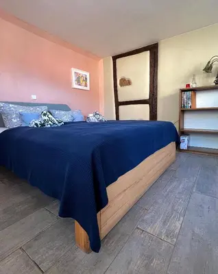 Ein Bett oder Betten in einem Zimmer der Unterkunft Gemütliche Gästezimmer in einem neu sanierten Fachwerkhaus