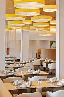 Ein Restaurant oder anderes Speiselokal in der Unterkunft Hey Lou Hotel Frankfurt Airport