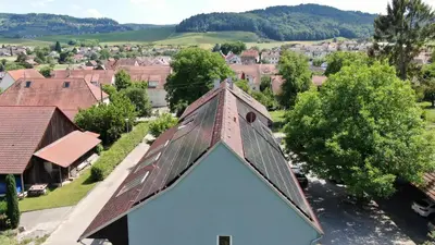 Ein allgemeiner Bergblick oder ein Berglick von des Aparthotels aus