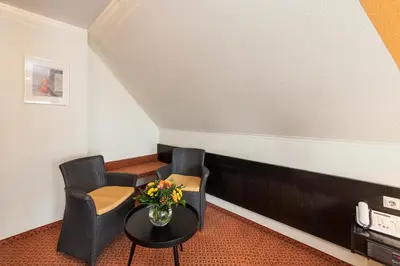 Ein Sitzbereich in der Unterkunft Hotel Strohgäu