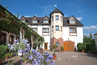 Ein Garten an der Unterkunft Landhotel Hopp Garni