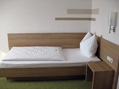 Ein Bett oder Betten in einem Zimmer der Unterkunft Landhotel Hopp Garni