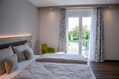 Ein Bett oder Betten in einem Zimmer der Unterkunft Landhotel Hopp Garni