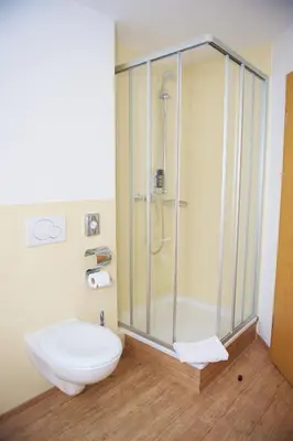 Ein Badezimmer in der Unterkunft Berne's Altstadthotel