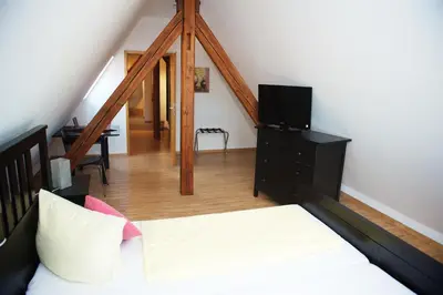 Ein Bett oder Betten in einem Zimmer der Unterkunft Berne's Altstadthotel