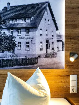 Ein Bett oder Betten in einem Zimmer der Unterkunft Hotel zum Engel