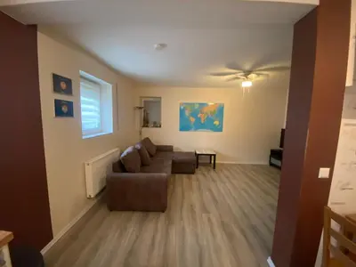 Ein Sitzbereich in der Unterkunft Ferienwohnung - Monteurwohnung Familie Houri