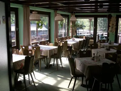Ein Restaurant oder anderes Speiselokal in der Unterkunft Hotel-Restaurant Johanniskreuz