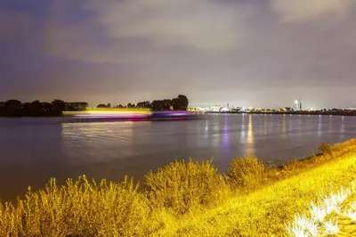 Blick auf einen Fluss in der Nähe des Hotels