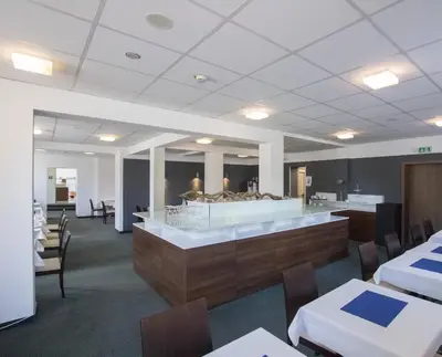 Ein Bett oder Betten in einem Zimmer der Unterkunft Hotel City Oase Lb