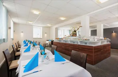 Ein Restaurant oder anderes Speiselokal in der Unterkunft Hotel City Oase Lb