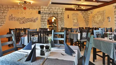 Ein Restaurant oder anderes Speiselokal in der Unterkunft Hotel Frankenthaler Hof