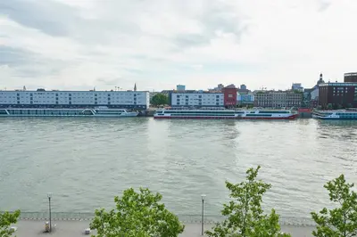 Blick auf einen Fluss in der Nähe des Hotels