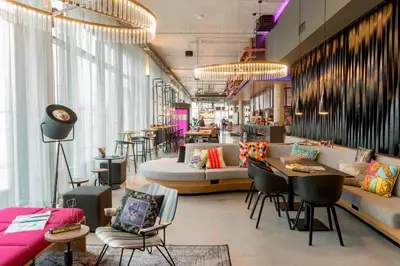 Ein Sitzbereich in der Unterkunft Moxy Ludwigshafen