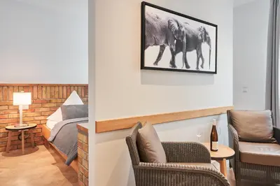 Ein Sitzbereich in der Unterkunft Hotel Goldener Engel