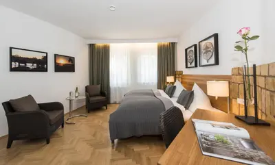 Ein Sitzbereich in der Unterkunft Hotel Goldener Engel