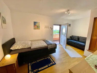 Ein Sitzbereich in der Unterkunft Ferienwohnung Südpfalzblick