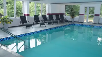 Der Swimmingpool an oder in der Nähe von Landgasthof Linkenmühle