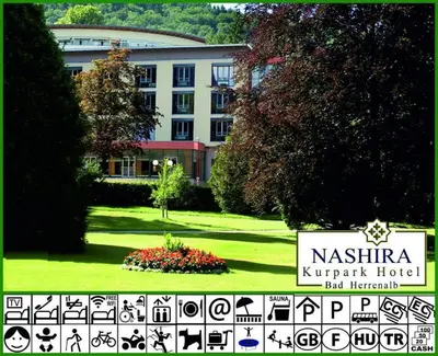 Ein Garten an der Unterkunft Nashira Kurpark Hotel