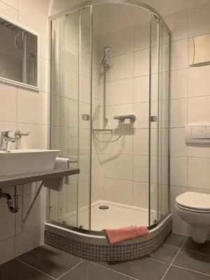 Ein Badezimmer in der Unterkunft Trang Hotel Rastatt